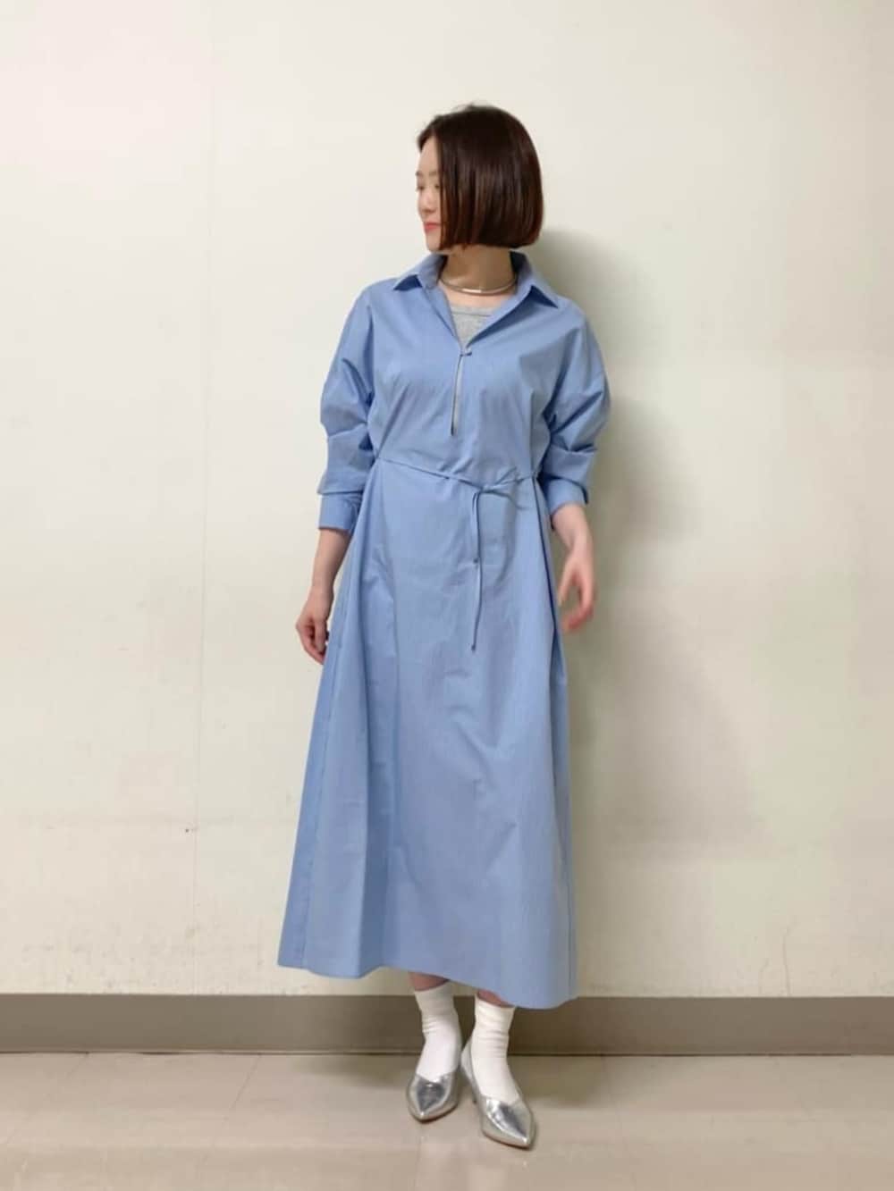 ブルー系のセットアップ、ブルー系のシャツワンピース、シルバー系のタンクトップを着用したレディースの春コーディネートの7枚目の写真