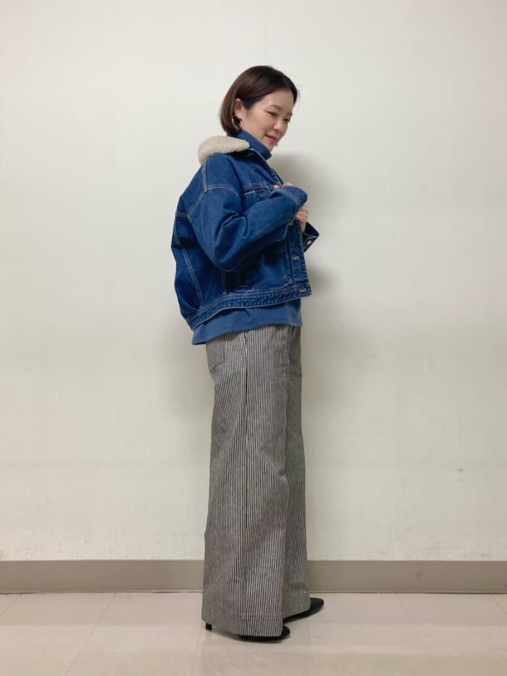 ブルー系のデニムジャケット、ブルー系のTシャツ/カットソーを着用したレディースの冬コーディネートの4枚目の写真