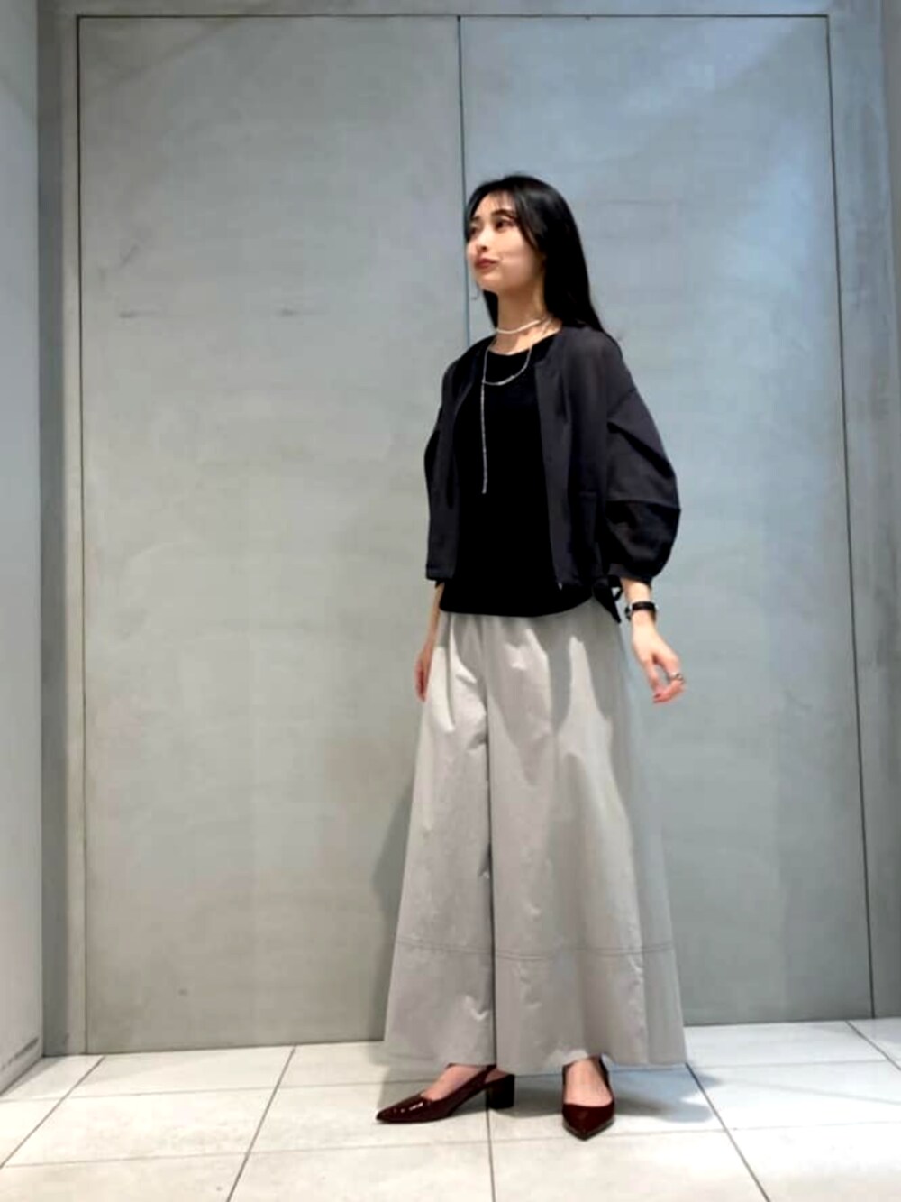 グレー系のその他パンツ、グレー系のブルゾン、ホワイト系のネックレスを着用したレディースの夏コーディネートの2枚目の写真