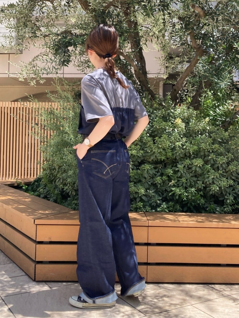 ブルー系のデニムパンツ、ブルー系のTシャツ/カットソー、シルバー系のネックレスを着用したレディースの夏コーディネートの3枚目の写真