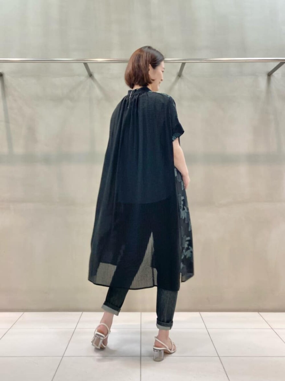 ブラック系のその他パンツを着用したレディースの夏コーディネートの3枚目の写真