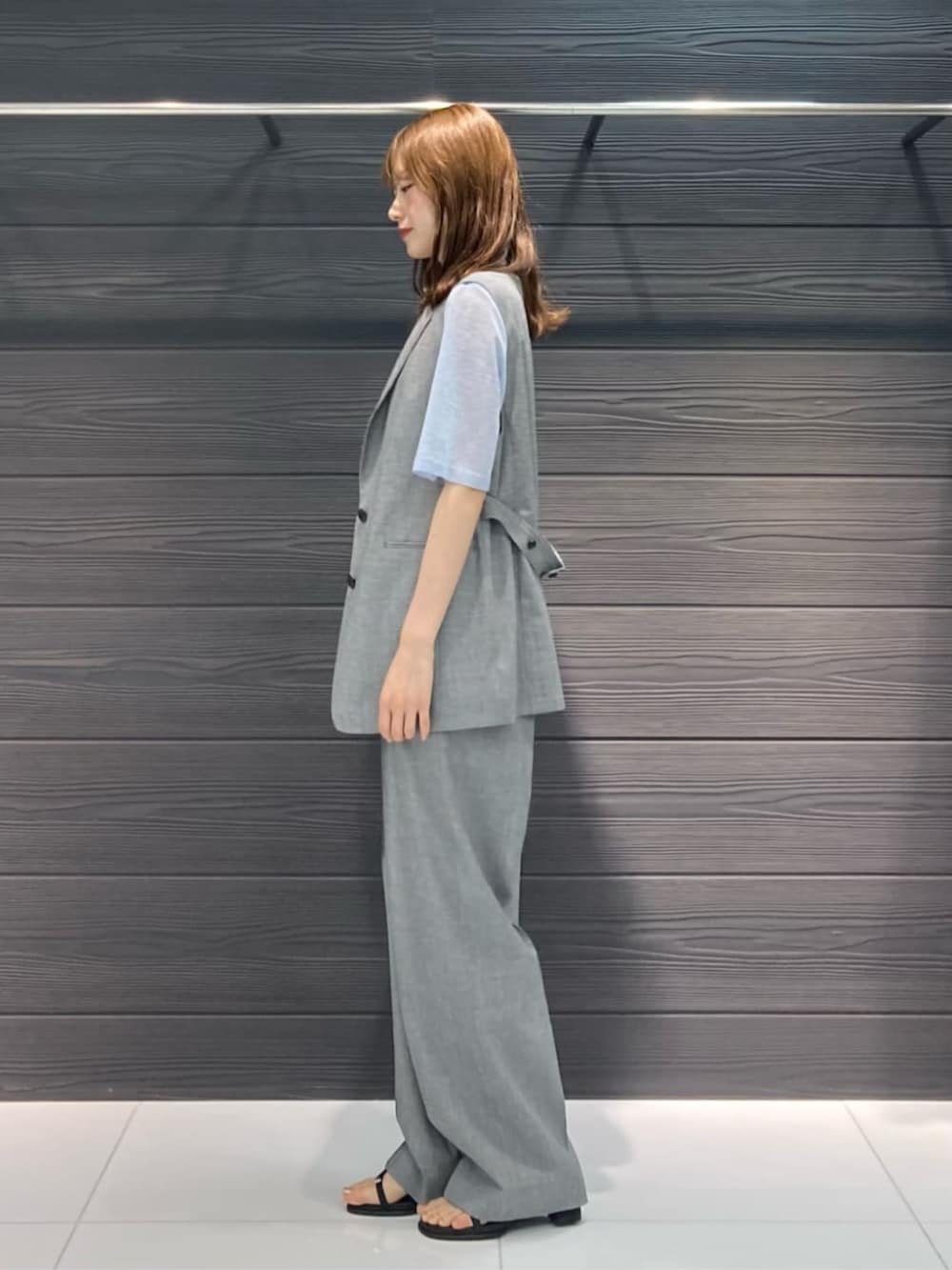 ブラック系のベスト、ブラック系のその他パンツ、ブルー系のニット/セーターを着用したレディースの春コーディネートの3枚目の写真