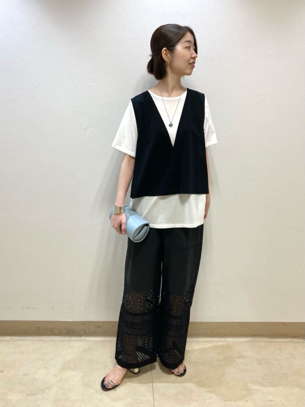 ブラック系のTシャツ/カットソー、ブラック系のその他パンツを着用したレディースの春コーディネートの2枚目の写真