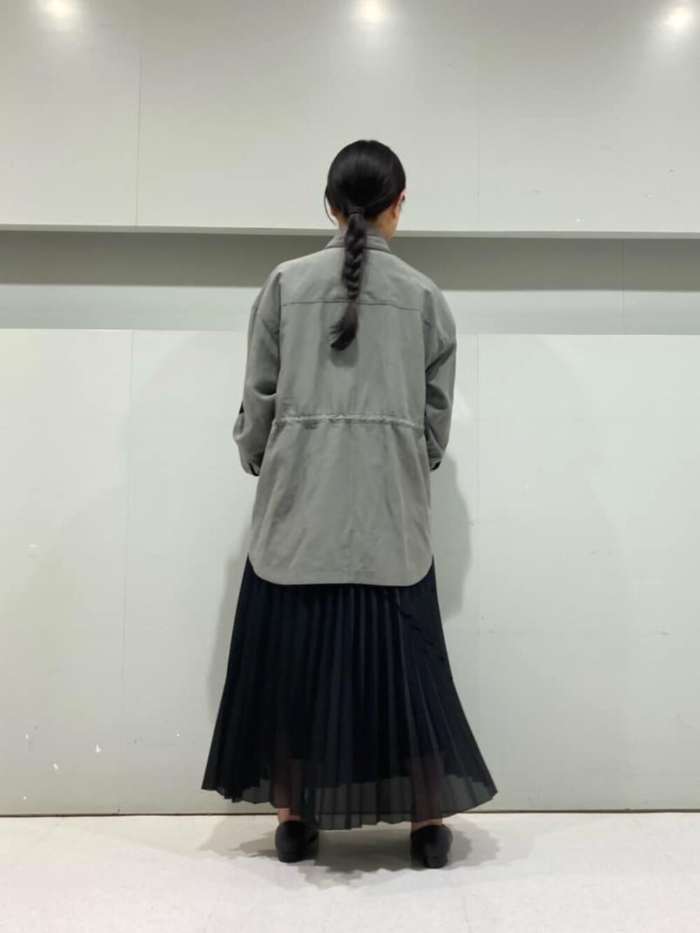 ブラック系のスカート、ブラック系のジャケット/アウターを着用したレディースの春コーディネートの3枚目の写真