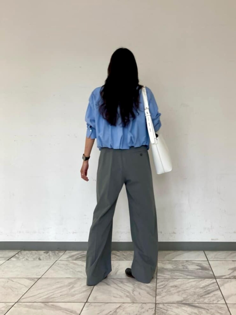 ホワイト系のショルダーバッグ、ホワイト系のTシャツ/カットソー、グレー系のその他パンツを着用したレディースの春コーディネートの4枚目の写真