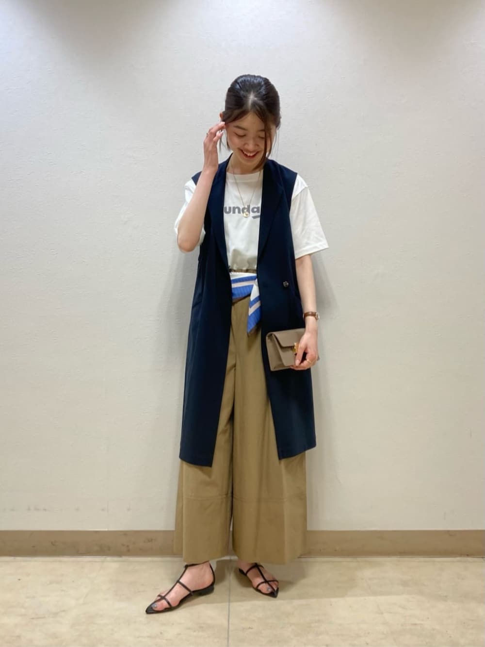 グリーン系のその他パンツ、ブルー系のベスト、ホワイト系のTシャツ/カットソーを着用したレディースの夏コーディネートの2枚目の写真