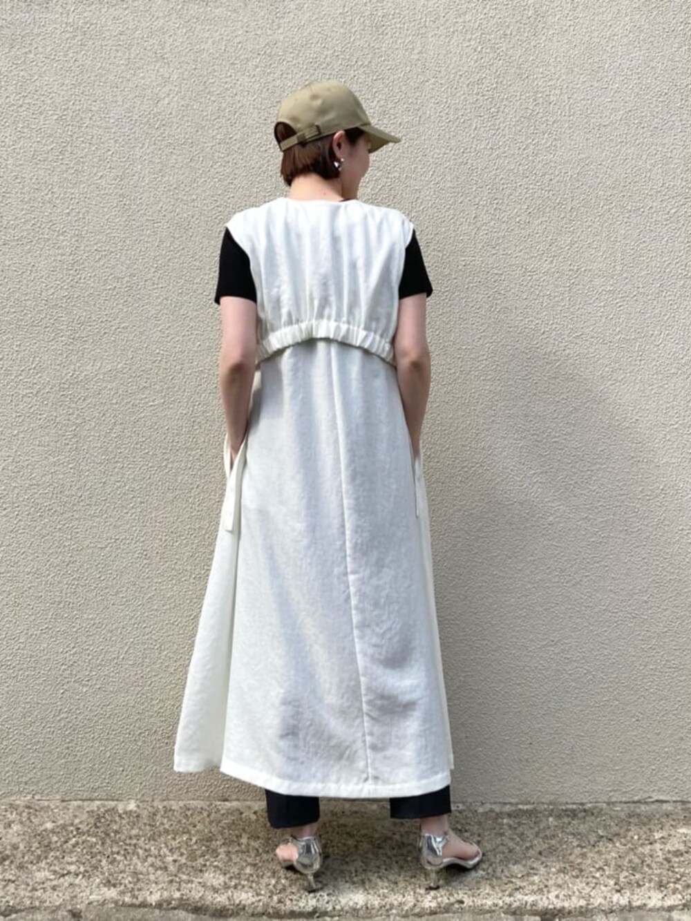 ホワイト系のトップス、ブラック系のTシャツ/カットソー、ブラック系のパンツを着用したレディースの春コーディネートの4枚目の写真