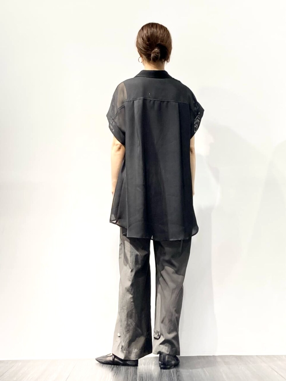 ブラック系のシャツ/ブラウス、グリーン系のパンツ、ブラック系のタンクトップを着用したレディースの夏コーディネートの4枚目の写真