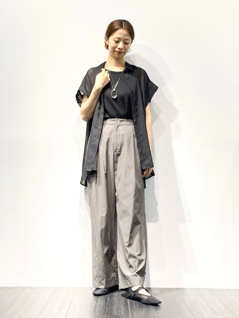 ブラック系のシャツ/ブラウス、グリーン系のパンツ、ブラック系のタンクトップを着用したレディースの夏コーディネートの2枚目の写真