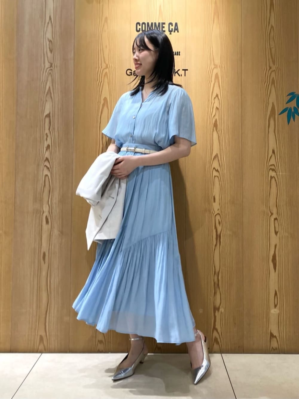 シルバー系のパンプス、ブルー系のスカート、ブルー系のシャツ/ブラウスを着用したレディースの春コーディネートの5枚目の写真