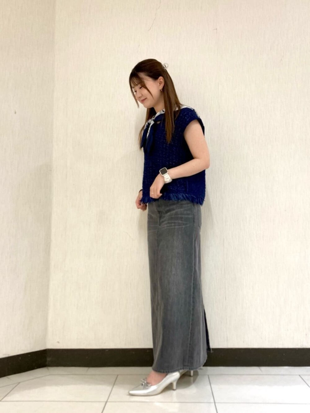 グレー系のスカート、ブルー系のニット/セーター、ブルー系のストール/ショールを着用したレディースの夏コーディネートの2枚目の写真