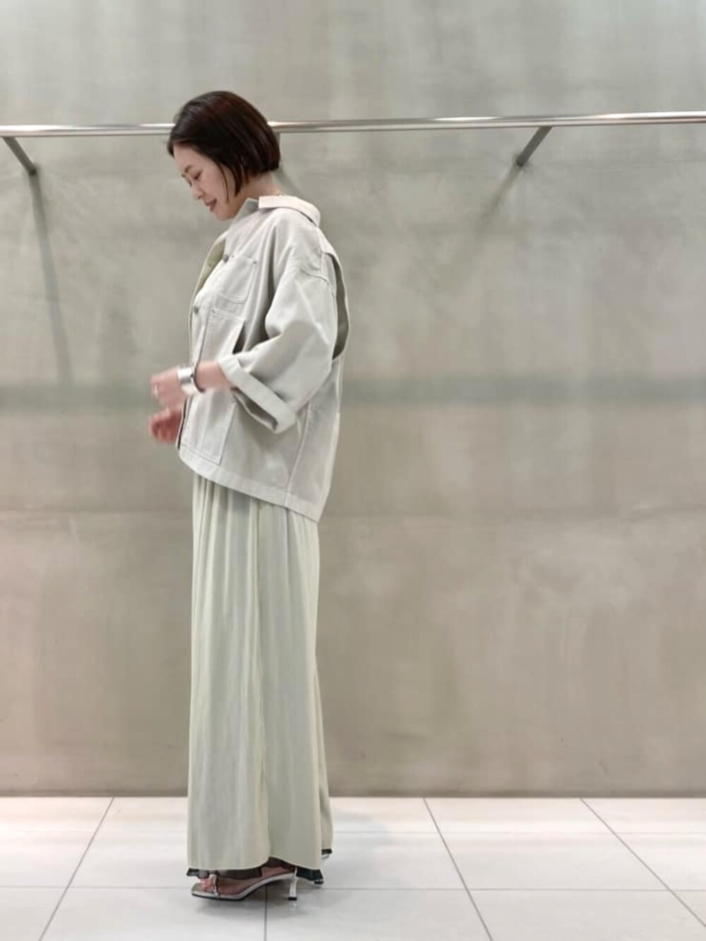 グレー系のシャツ/ブラウス、グレー系のその他パンツ、イエロー系のトートバッグを着用したレディースの春コーディネートの6枚目の写真