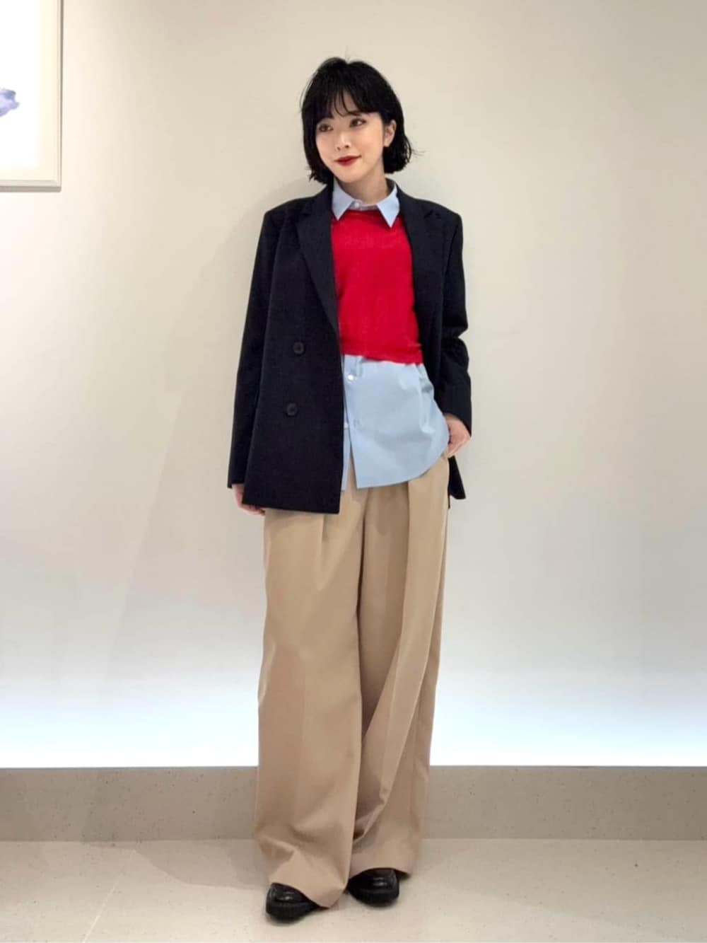 ブラック系のその他シューズ、イエロー系のその他パンツ、レッド系のアンサンブルを着用したレディースの秋コーディネートの2枚目の写真