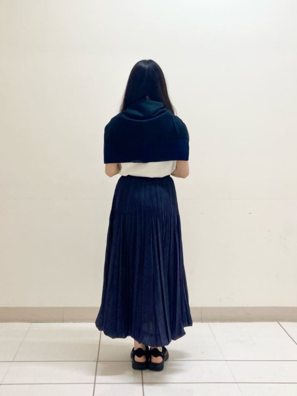 ブラック系のニット/セーターを着用したレディースの夏コーディネートの3枚目の写真