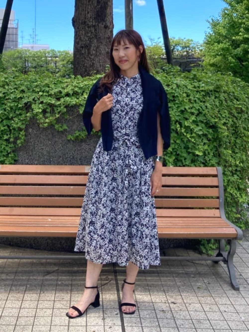 グレー系のワンピース、ブラック系のニット/セーターを着用したレディースの夏コーディネートの2枚目の写真