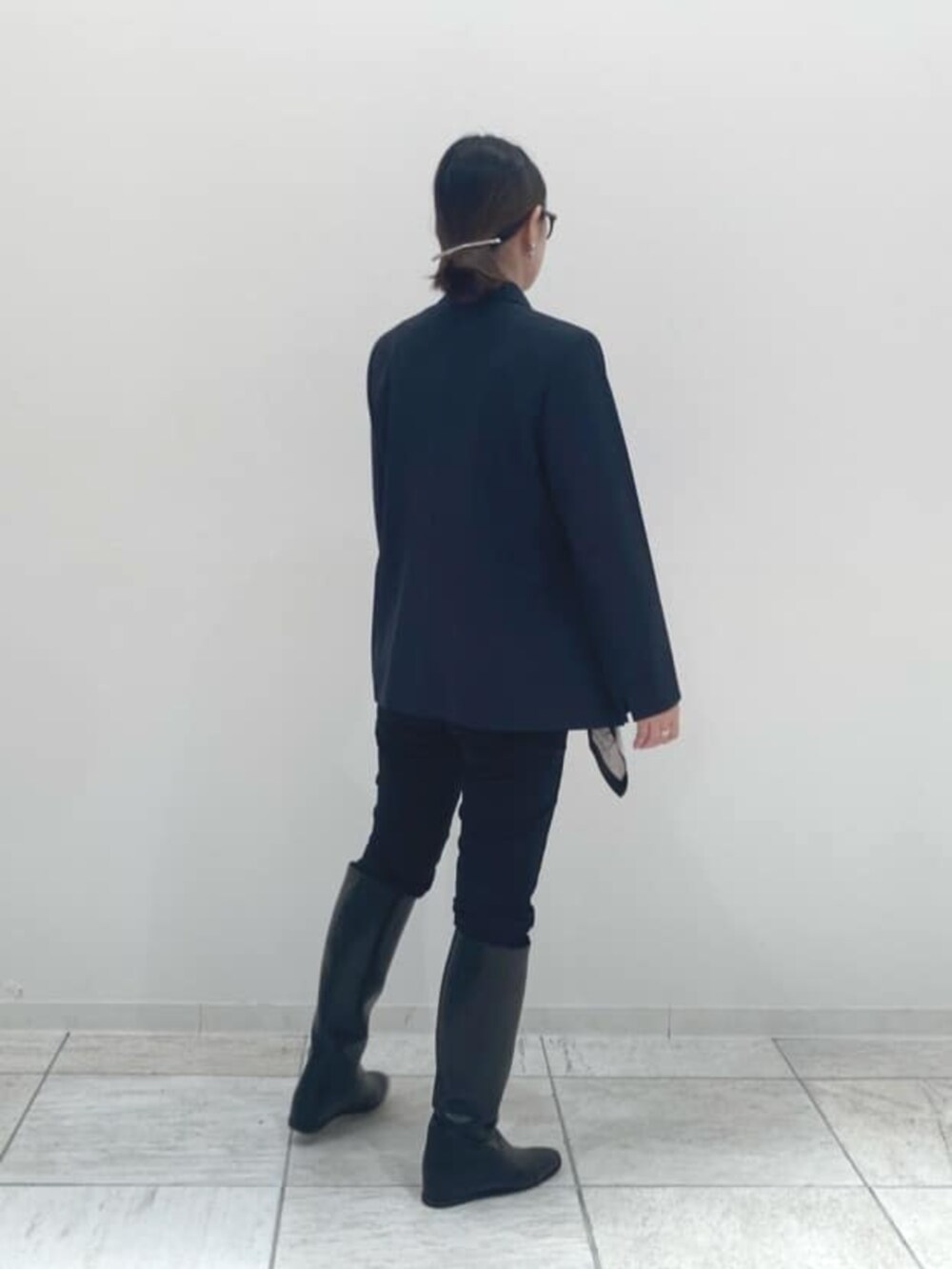 ブラック系のその他パンツ、ブルー系のテーラードジャケット、ブルー系のニット/セーターを着用したレディースの秋コーディネートの5枚目の写真