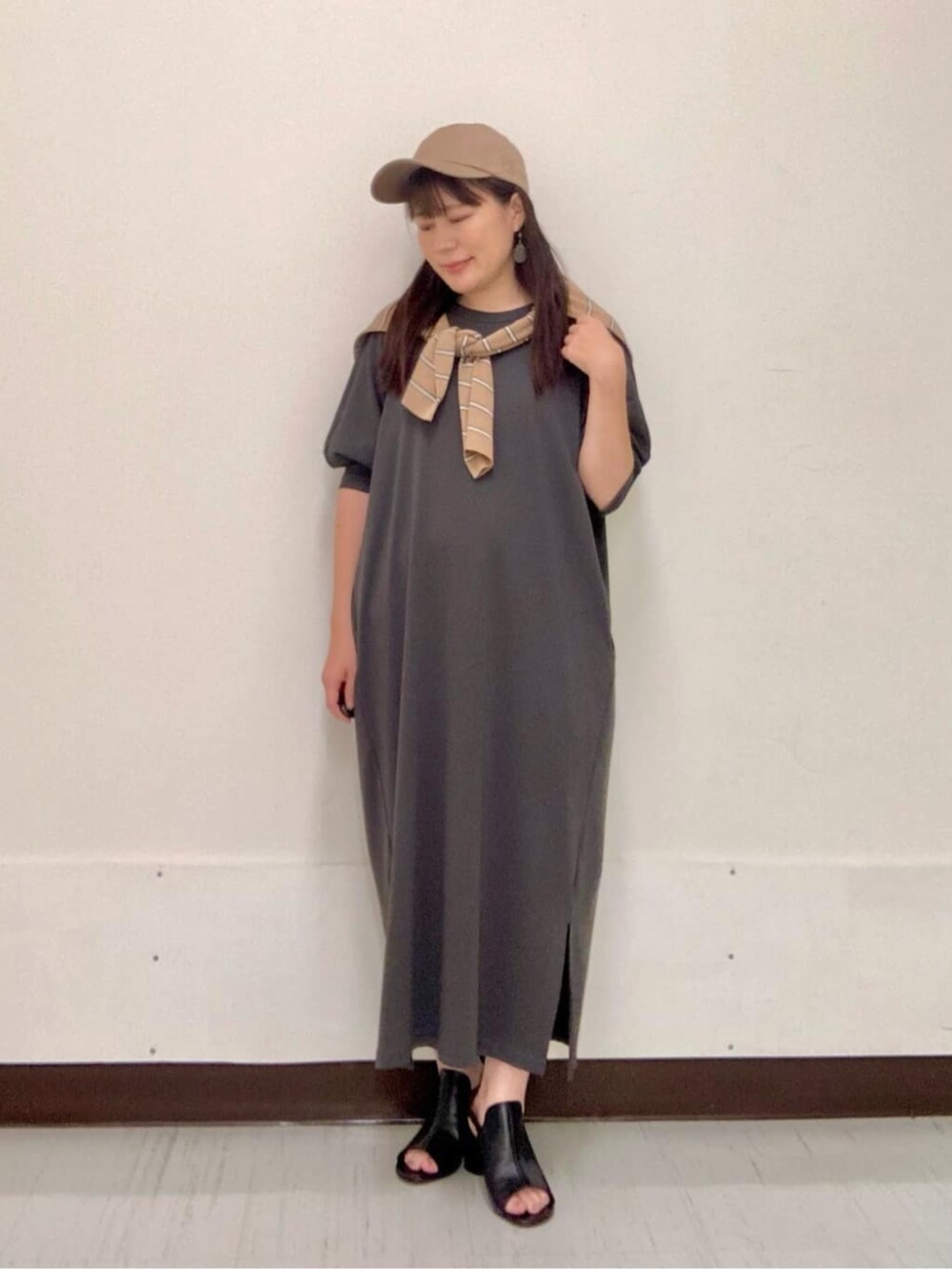 ブラック系のサンダル、グレー系のワンピースを着用したレディースの夏コーディネートの2枚目の写真