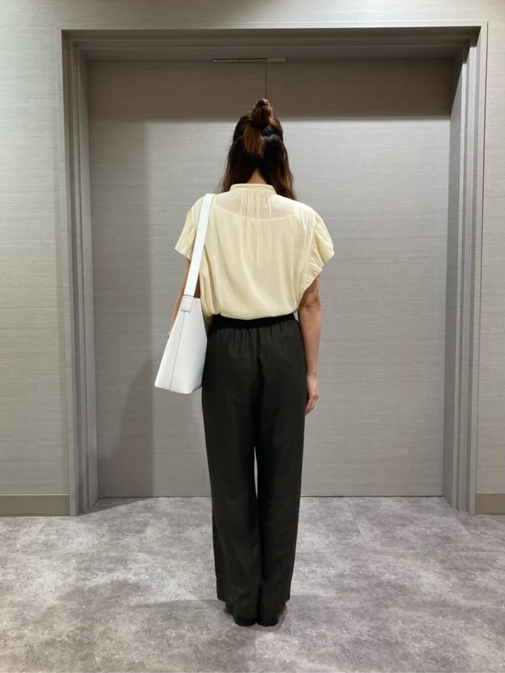 ホワイト系のショルダーバッグ、イエロー系のシャツ/ブラウス、ブラウン系のその他パンツを着用したレディースの夏コーディネートの3枚目の写真