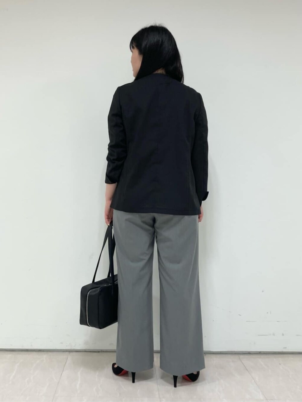 グレー系のその他パンツ、ブラック系のノーカラージャケット、ブラック系のTシャツ/カットソーを着用したレディースの夏コーディネートの6枚目の写真