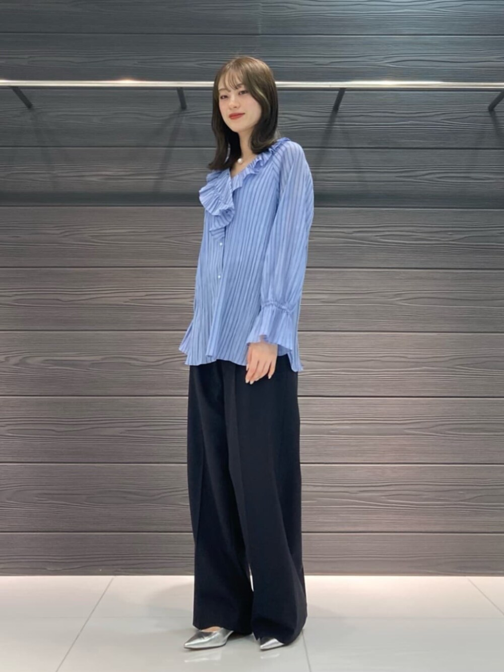 ブルー系のシャツ/ブラウス、ブルー系のスーツパンツを着用したレディースの春コーディネートの4枚目の写真