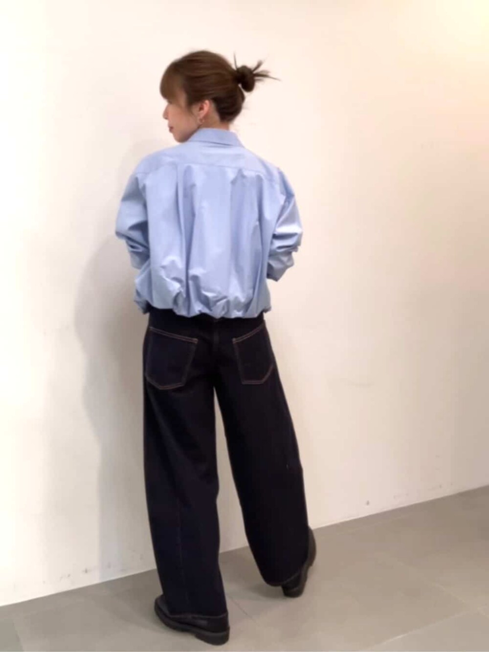 ブラック系のその他シューズ、ホワイト系のキャミソール、ブルー系のシャツ/ブラウスを着用したレディースの春コーディネートの2枚目の写真