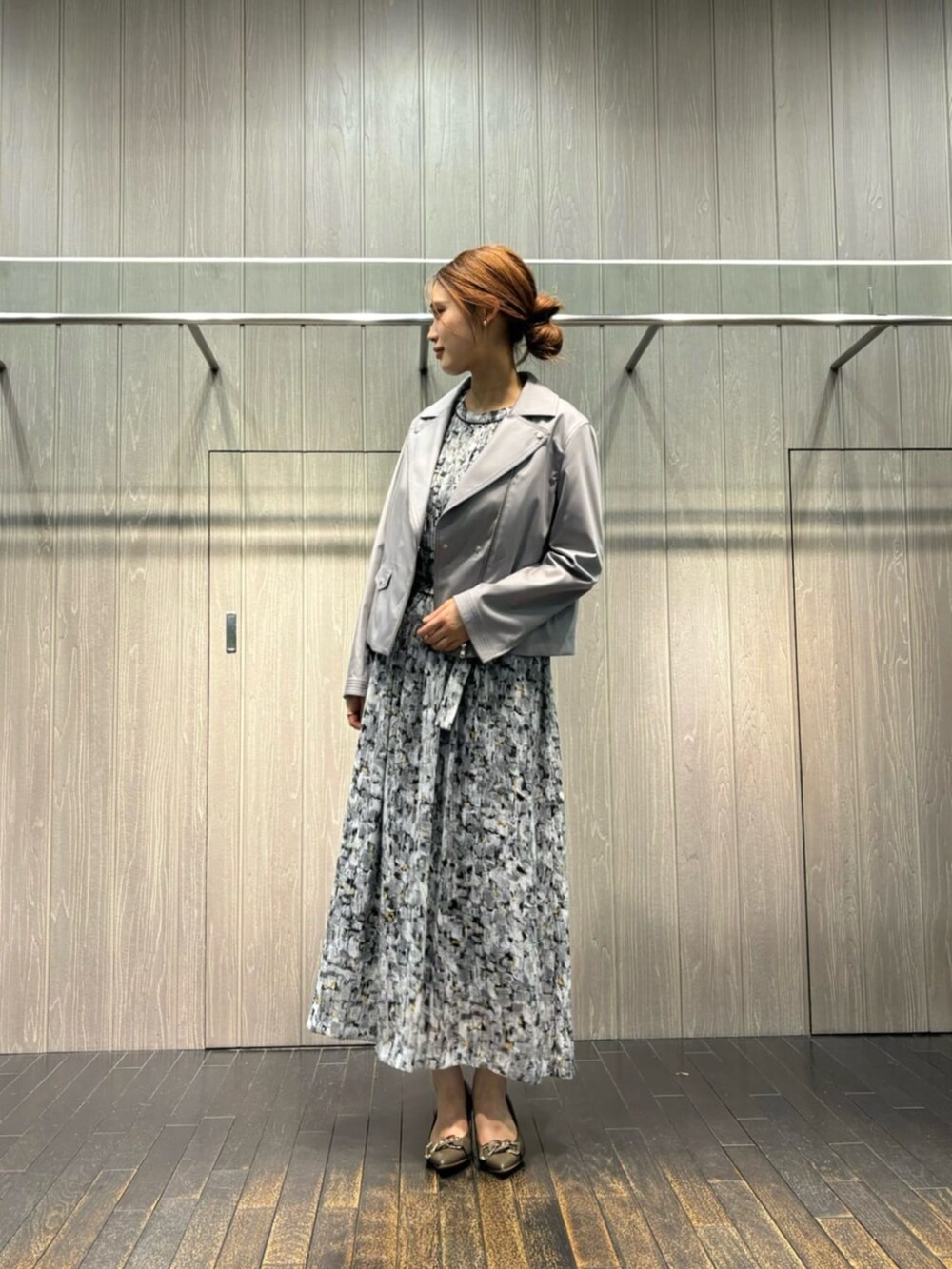 ブラック系のワンピース、ブラック系のライダースジャケットを着用したレディースの夏コーディネートの2枚目の写真