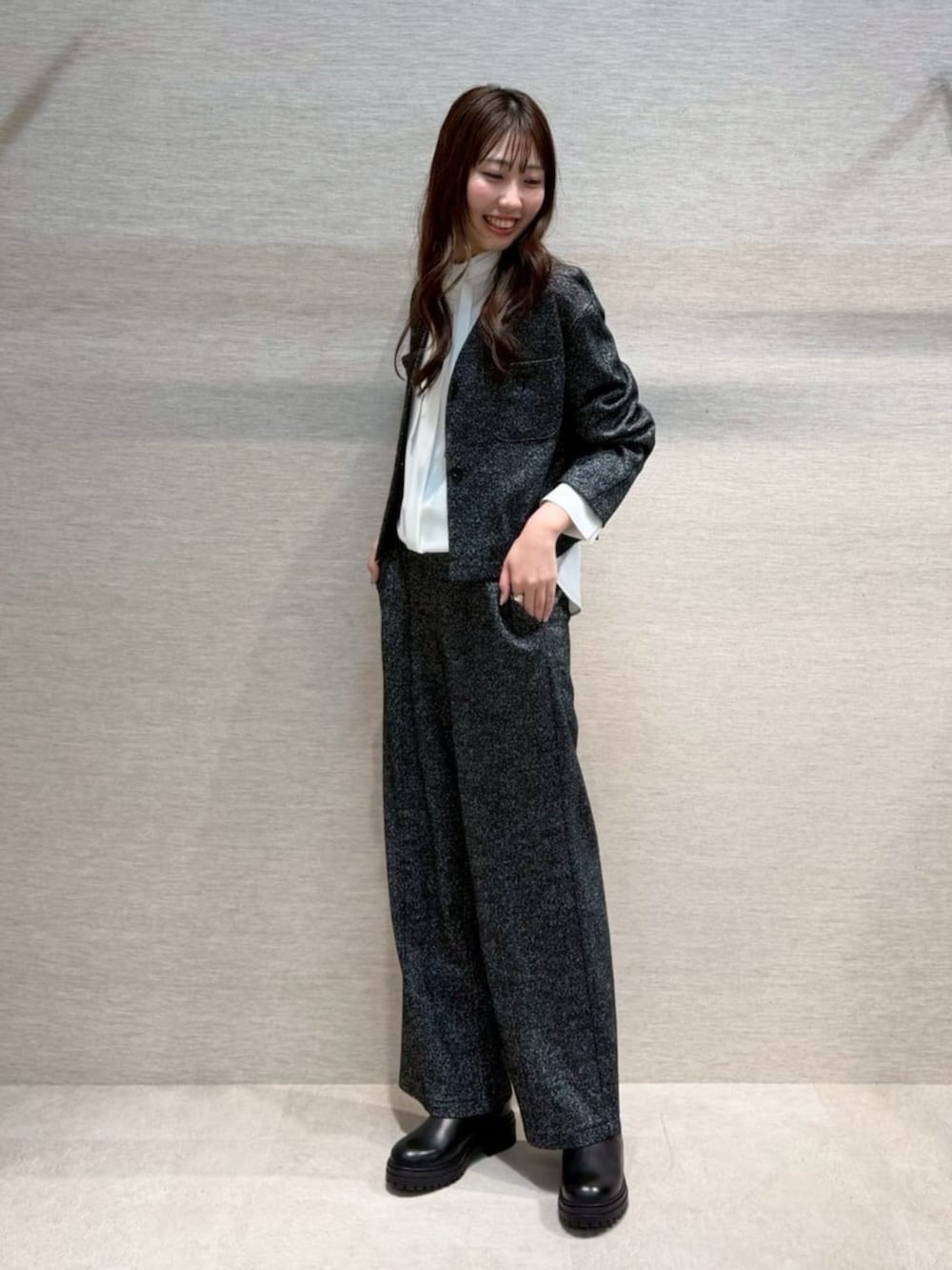 ホワイト系のシャツ/ブラウス、ブラック系のノーカラージャケット、ブラック系のその他パンツを着用したレディースの冬コーディネートの2枚目の写真