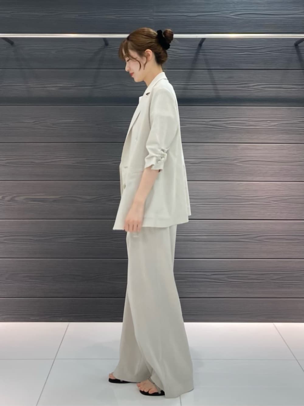 ホワイト系のその他パンツ、ホワイト系のTシャツ/カットソー、ホワイト系のテーラードジャケットを着用したレディースの春コーディネートの2枚目の写真