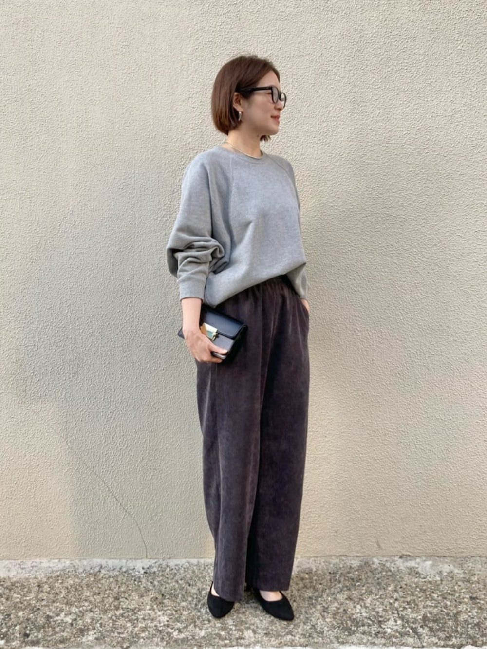 グレー系のベスト、グレー系のTシャツ/カットソー、グレー系のその他パンツを着用したレディースの秋コーディネートの10枚目の写真