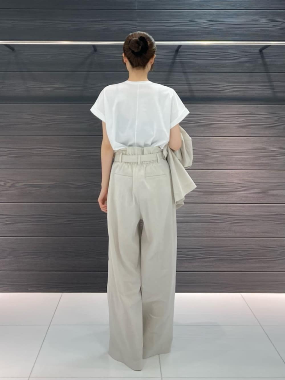 ホワイト系のその他パンツ、ホワイト系のTシャツ/カットソー、ホワイト系のテーラードジャケットを着用したレディースの春コーディネートの6枚目の写真