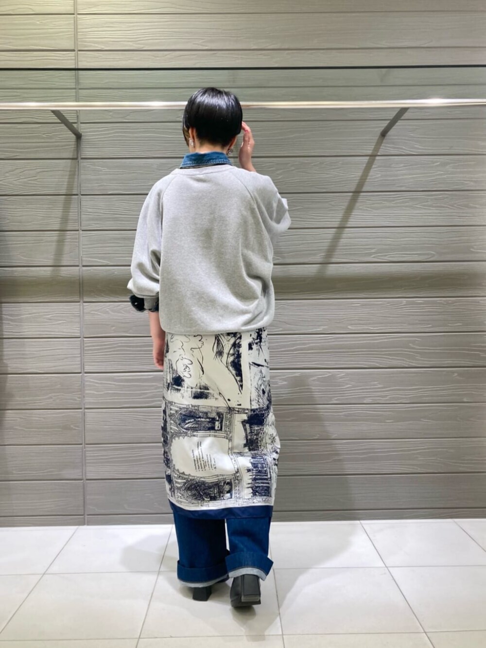 グレー系のTシャツ/カットソー、ブルー系のデニムパンツ、ブルー系のストール/ショールを着用したレディースの冬コーディネートの4枚目の写真