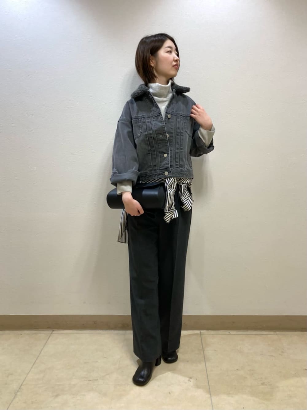 グレー系のその他パンツ、グレー系のデニムジャケット、ブラック系のブーツを着用したレディースの冬コーディネートの3枚目の写真