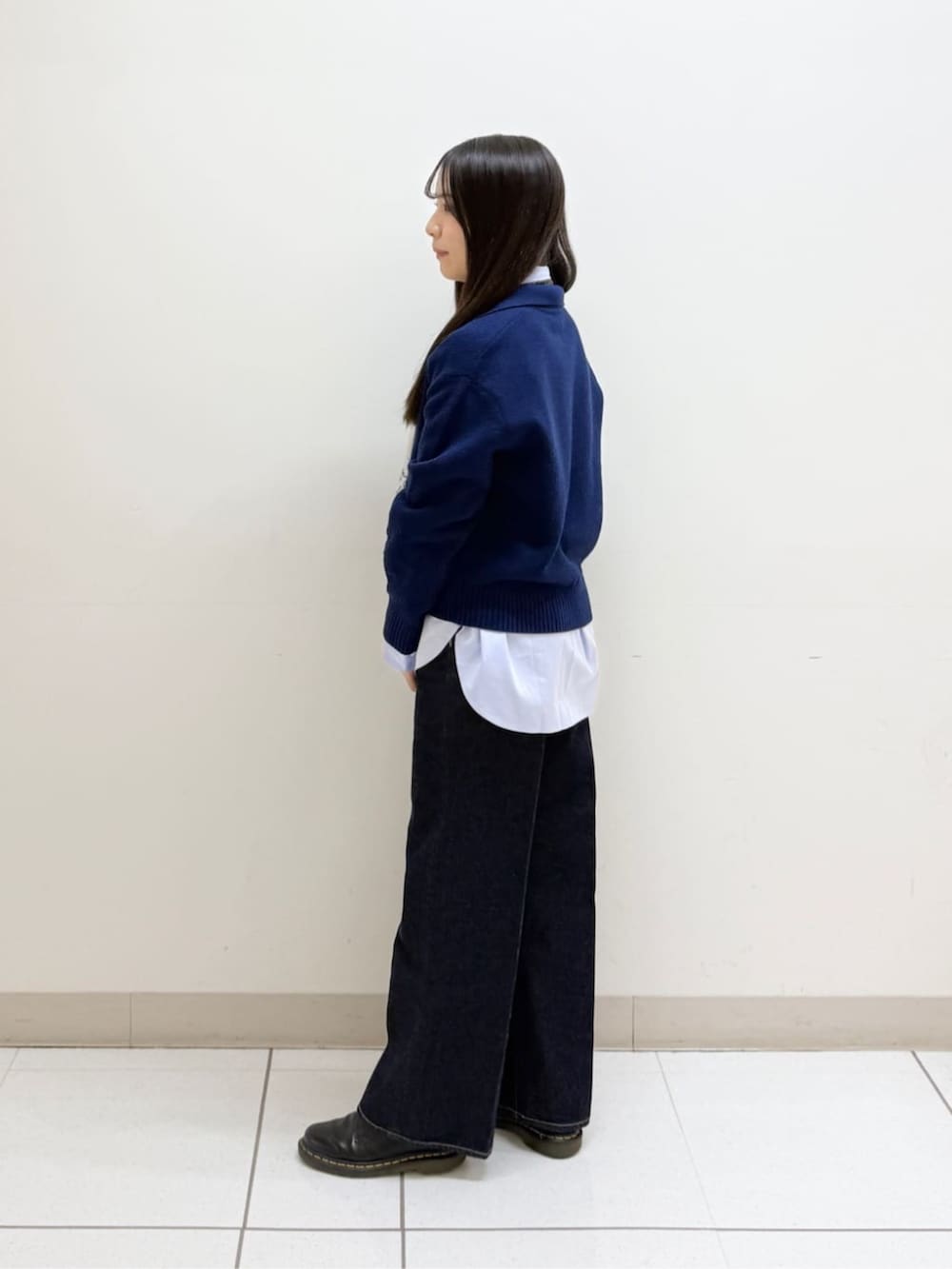 ブルー系のデニムパンツ、ブルー系のニット/セーター、ブルー系のシャツ/ブラウスを着用したレディースの冬コーディネートの4枚目の写真