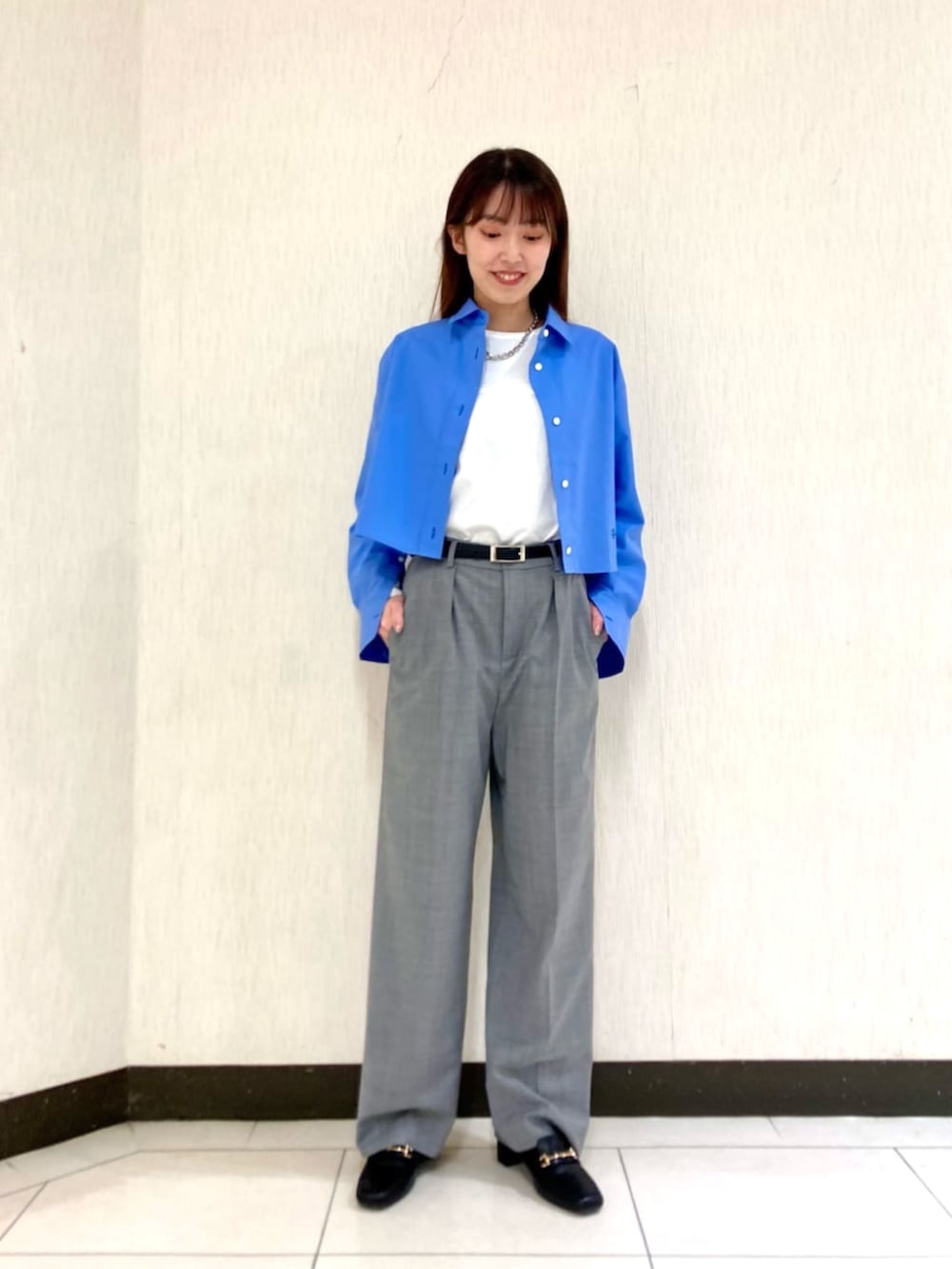 ブルー系のシャツ/ブラウス、ホワイト系のTシャツ/カットソー、グレー系のスーツパンツを着用したレディースの春コーディネートの3枚目の写真