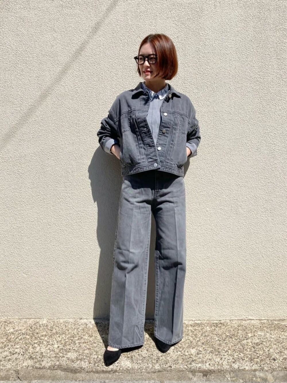 グレー系のシャツ/ブラウス、グレー系のデニムジャケット、グレー系のデニムパンツを着用したレディースの秋コーディネートの4枚目の写真