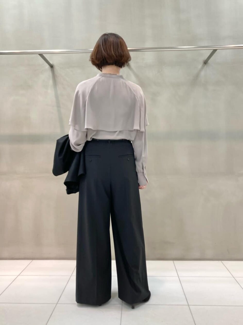 ブラック系のその他パンツ、ブラック系のノーカラージャケット、ブラウン系のシャツ/ブラウスを着用したレディースの春コーディネートの3枚目の写真