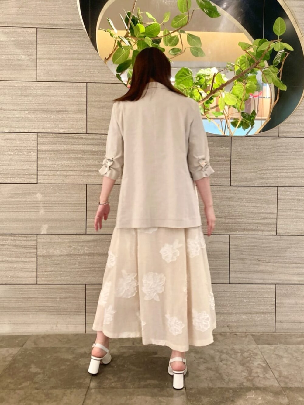 イエロー系のTシャツ/カットソー、ホワイト系のサンダル、ベージュ系のテーラードジャケットを着用したレディースの春コーディネートの4枚目の写真