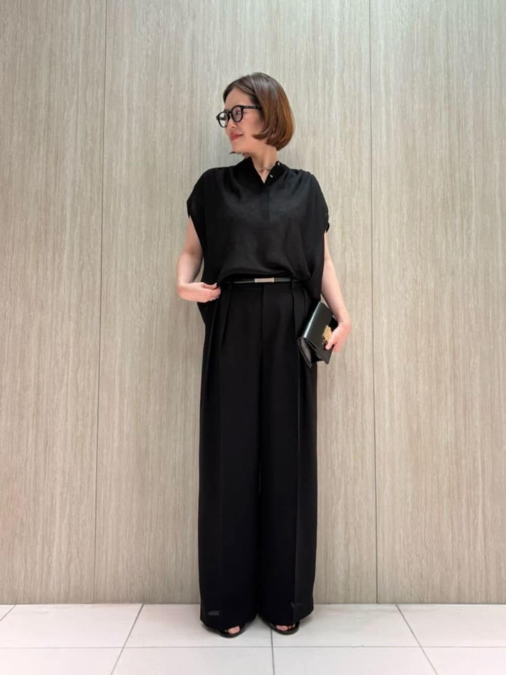 ブラック系のサンダル、ブラック系のシャツ/ブラウス、ブラック系のその他パンツを着用したレディースの夏コーディネートの2枚目の写真