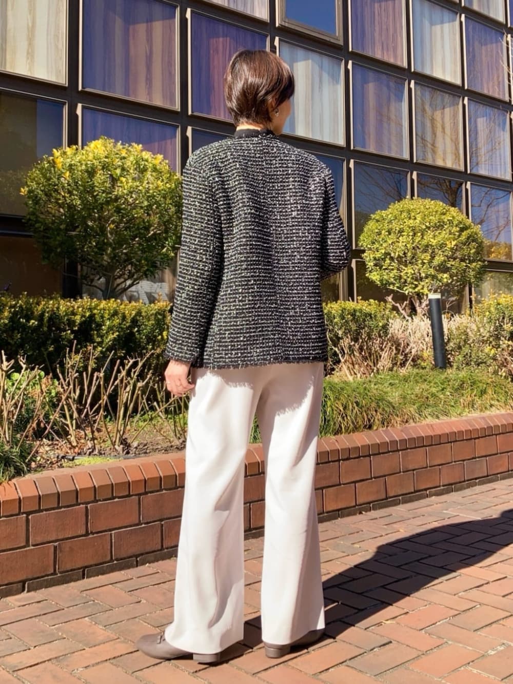 ブラック系のその他パンツ、ブラック系のシャツ/ブラウスを着用したレディースの冬コーディネートの3枚目の写真