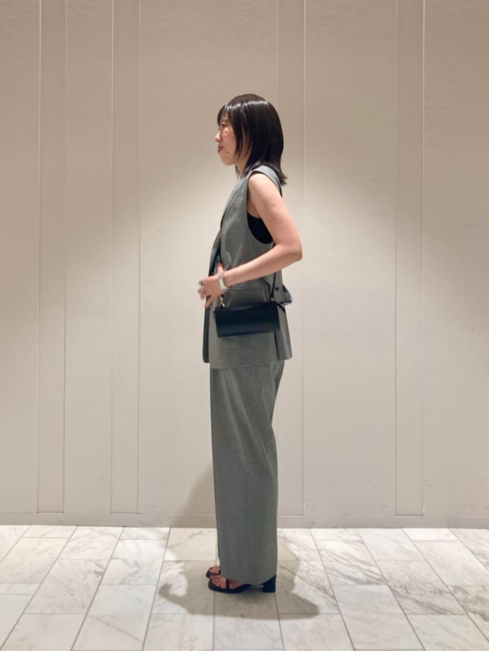 ブラック系のベスト、ブラック系のその他パンツ、ブラック系のタンクトップを着用したレディースの春コーディネートの3枚目の写真