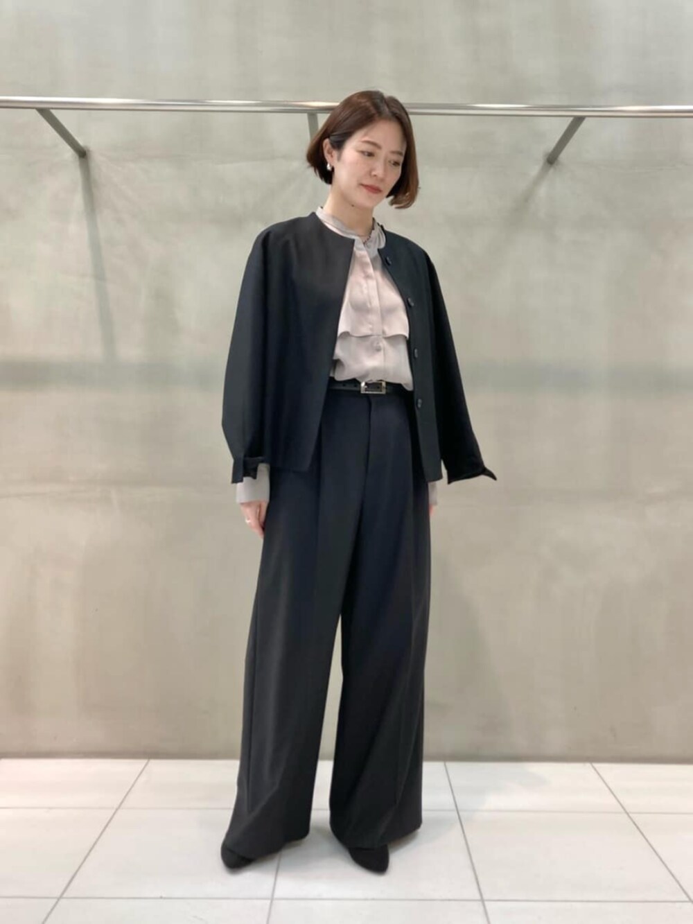 ブラック系のその他パンツ、ブラック系のノーカラージャケット、ブラウン系のシャツ/ブラウスを着用したレディースの春コーディネートの5枚目の写真