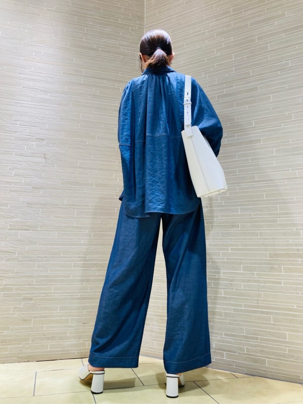 ホワイト系のショルダーバッグ、ホワイト系のサンダル、ブルー系のその他パンツを着用したレディースの夏コーディネートの3枚目の写真