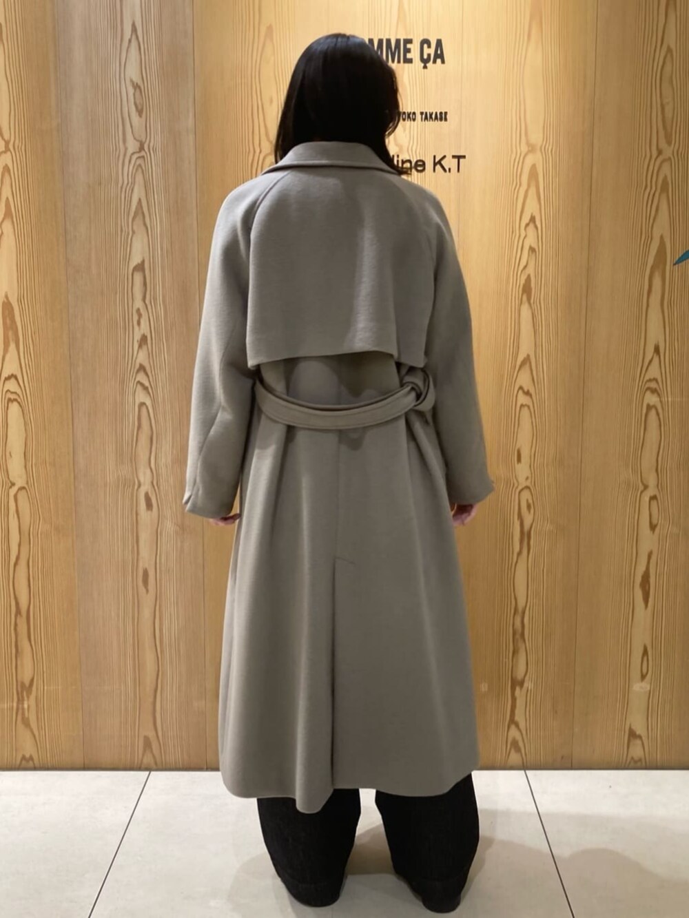 ホワイト系のシャツ/ブラウス、ブラック系のデニムパンツ、ブラウン系のトレンチコートを着用したレディースの冬コーディネートの4枚目の写真