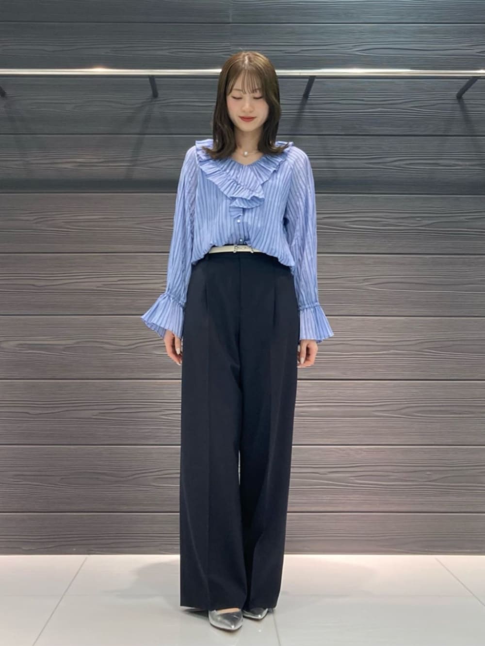 ブルー系のシャツ/ブラウス、ブルー系のスーツパンツを着用したレディースの春コーディネートの2枚目の写真