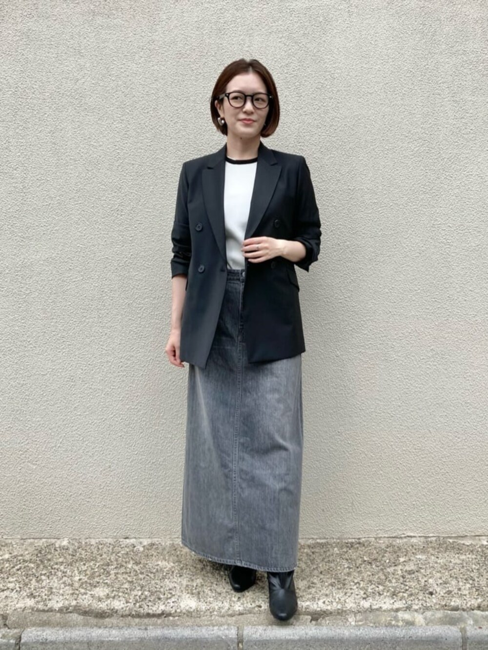 ホワイト系のニット/セーター、ブラック系のカーディガン/ボレロ、グレー系のスカートを着用したレディースの秋コーディネートの3枚目の写真