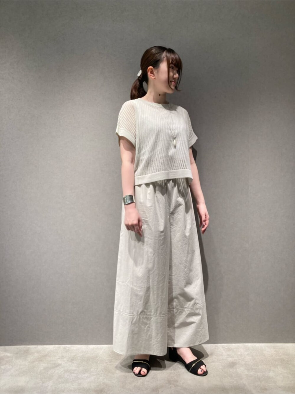 ベージュ系のアンサンブル、ベージュ系のその他パンツを着用したレディースの夏コーディネートの4枚目の写真