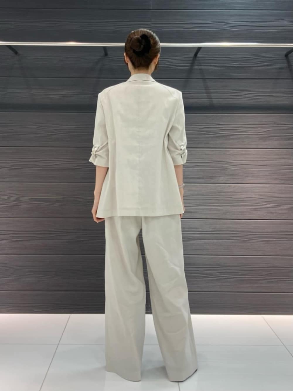 ホワイト系のその他パンツ、ホワイト系のTシャツ/カットソー、ホワイト系のテーラードジャケットを着用したレディースの春コーディネートの3枚目の写真