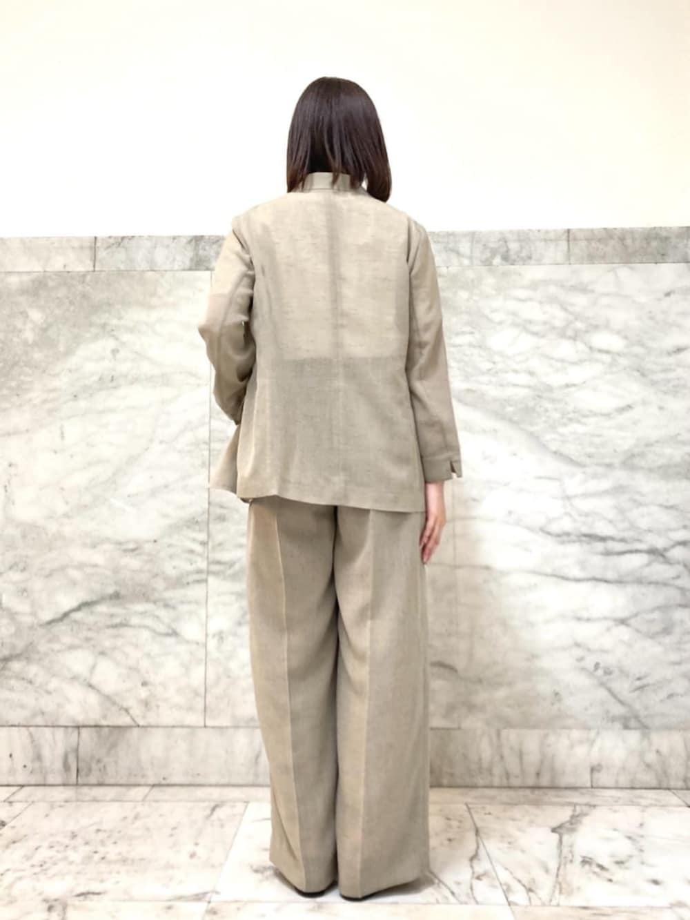 ホワイト系のTシャツ/カットソー、ホワイト系のテーラードジャケット、ホワイト系のその他パンツを着用したレディースの夏コーディネートの6枚目の写真