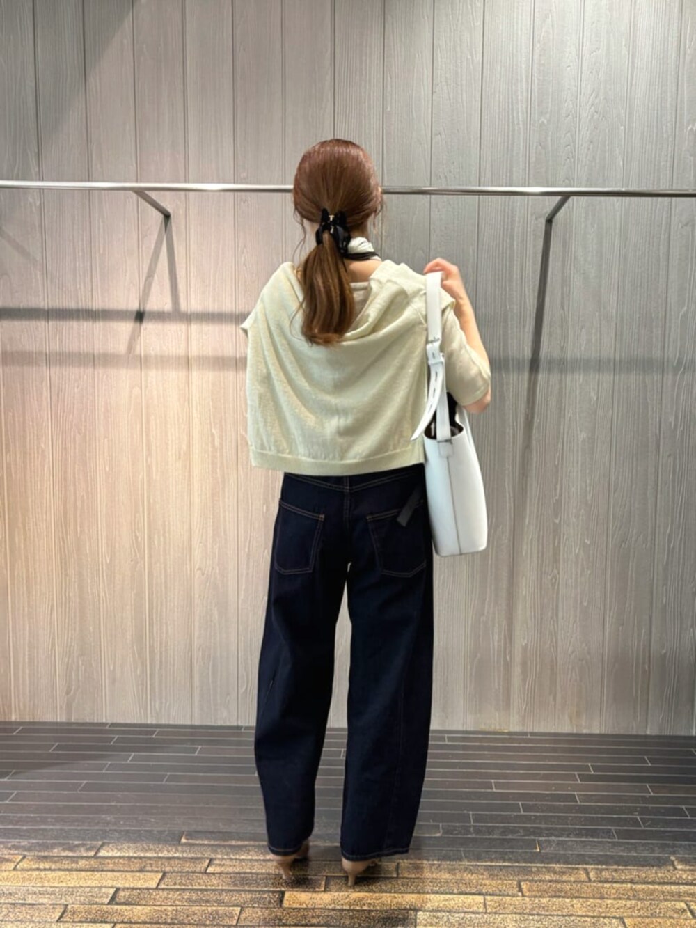 ホワイト系のショルダーバッグ、イエロー系のカーディガン/ボレロ、イエロー系のニット/セーターを着用したレディースの春コーディネートの8枚目の写真