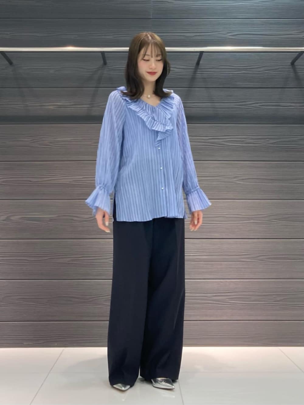 ブルー系のシャツ/ブラウス、ブルー系のスーツパンツを着用したレディースの春コーディネートの6枚目の写真